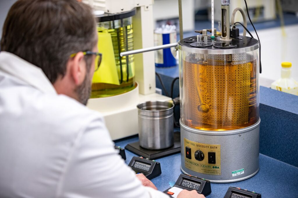 Amsoil laboratory synthetic oil viscosity bath